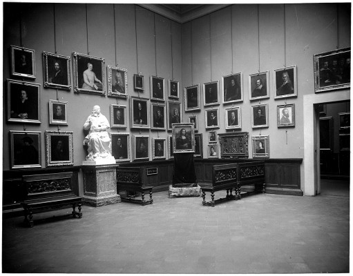 December 1913, brief exhibit of the Monnalisa in Florence after it was stolen from the Louvre in Paris
